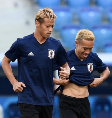 本田圭佑(左)出任柬埔寨最球队主帅遭到好友长友佑都(右)在推特上调侃了一番。