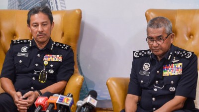 弗兹(右)举行记者会,左是全国警察廉正与尊守标准局总监拿督占里。