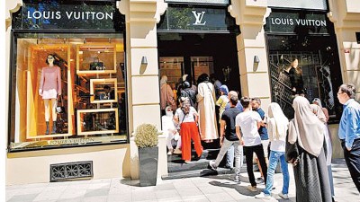 里拉贬值使奢侈品变得便宜,伊斯坦布尔的LV名店大排长龙。