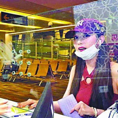 朴敏英现身兑换店时,大方地拉低口罩晒甜美笑容。