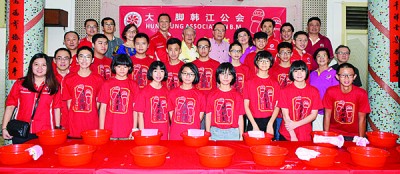 大山脚韩江公会初次办出花园,吸引15名15岁男女参与,后排左4起是杨筌贵、陈华民、黄维忠、郑丽爱。