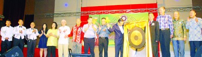 黄荣盛(右5)在张裕狮、韩国强、冯钰凯、李冠霖、马兴中及林双福等陪同下,主持鸣啰开幕。