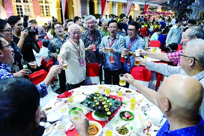 嘉宾们与代表在欢迎宴上干杯。