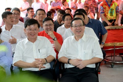 林冠英(右)认为亚洲城手机客户端登录在团结国民,但马华在分裂国民。左为曹观友。