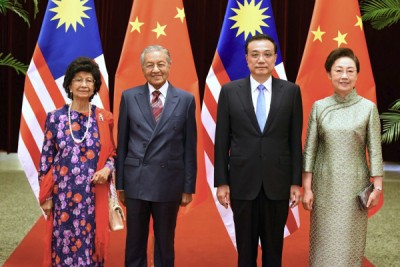 马哈迪及其夫人茜蒂哈斯玛,同李克强同家程虹以平民大会堂举行的午宴上合照留念。