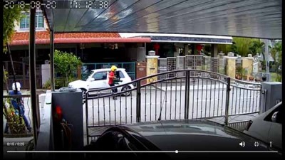 匪徒犯案过程已被附近住家电眼摄下。
