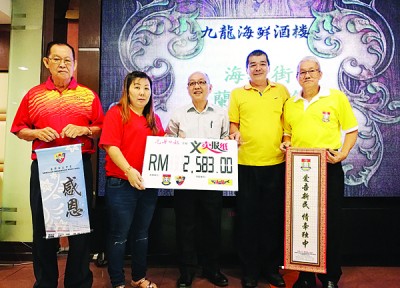 林亚城移交义卖款项予苏晓妹,左起:林有财、苏晓妹、林亚城、刘辉南同傅春明。