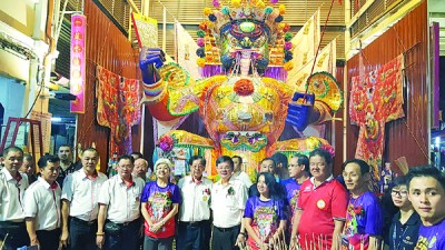 曹观友从政32年首到访大山脚埠众盂兰胜会,连以大士大爷宝殿前合影。