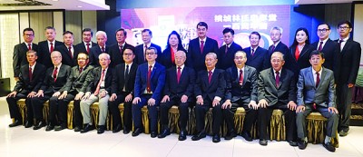 槟城林氏忠孝堂理事在宣誓后同监誓人并照留念。为者左4自从呢林俊錂、魏子森、林福山、林玉唐以及林振龙。