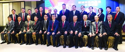 槟城林氏宗亲会联合会理事及监誓人合照。前排左5自从呢魏子森、林福山、林玉唐以及林振龙。