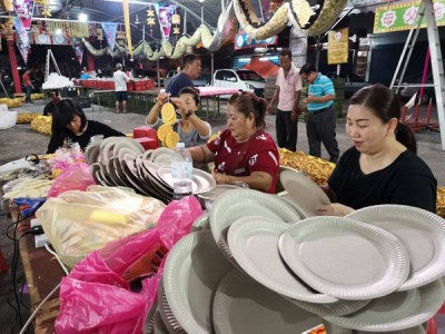 居民们积极帮扶制作金银双龙。