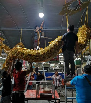 大家合力将金银双龙挂起。