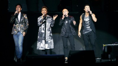 刘畊宏(右起)、小马与小钟上台和吴宗宪(左二)合体演唱《野孩子》。