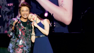 吴宗宪和高以馨幸福合唱《屋顶》,吃人如醉如狂。