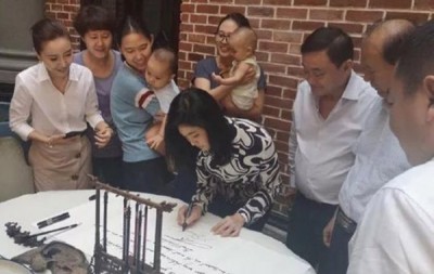 英叻和他信于北京公开亮相。