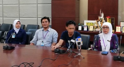 坐不满医生不受爱人剖腹生产要以医院产房发狂滋事的23年男子(左2),当医院总监再敦医生(左)相当医务人员陪同下举行记者会公开道歉。