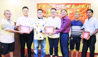冷格于南利同大兰比南利庆赞受首联欢宴会,贪图为公布纪念品仪式,遇也魏子森州议员。