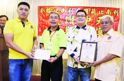 财政梁国华(左1)移交款项予益华小学建委李按新、工委王连成(右1)虽说赠送牌匾予主席罗庆洪连领。