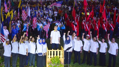 玻州国阵、希盟及伊党州议员陪同阿兹兰,一起为迎接国庆日倒数。