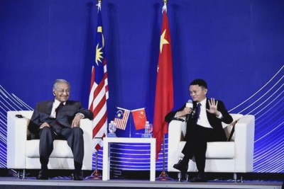 左为我国首相敦马哈迪,右为阿里巴巴集团董事局主席马云。