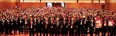 嘉宾与全体出席者合照,前排左起为吴俊标、吴源盛、黄智绪、刘子健、黄赐兴、吴木兴及张明宣。