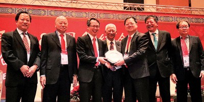 黄智绪(右3)赠送纪念品予刘子健(左3),吴木兴(左起)、张明宣、黄赐兴(右4)、吴俊标(右起)及吴源盛陪同。