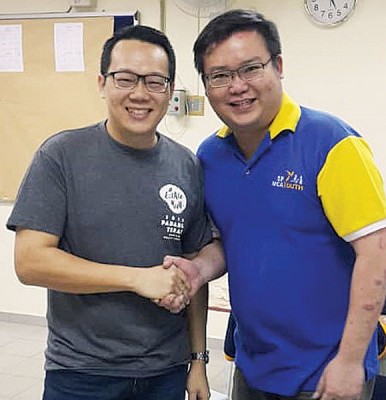 区团团长候选人吴贵伟(左)和孙松坡拿手,先礼后兵。