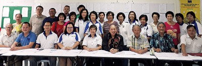 马华太平区会改选风平浪静,主持人洪瑞樱(右5)和党元老及理事合照。