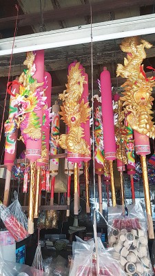 当今多寺庙使用较环保体型较小的龙香,不过缩短烧香时间和削减空气污染。