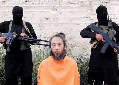 安田纯平身穿橙色囚衣,跪在镜头前求救。