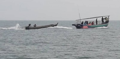 4名海盗正劫持着本地渔船和渔民朝邻国海域方向前进。