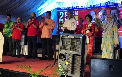 一众希盟领袖出席“新马来西亚之路”政治大集会，左起占比里、阿兹曼、慕克里、莫哈末沙布、敦马哈迪与夫人敦茜蒂哈斯玛及旺阿兹莎。