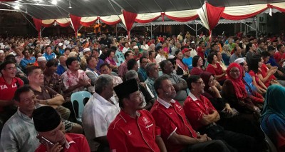 “新马来西亚之路”政治讲座会吸引大批民众聆听。