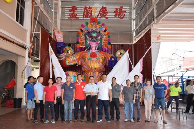黄财旺师傅(左1)、埠众盂兰胜会财政准拿督陈添平(左4)、刘子健(左7于)、炉主高级拿督彭荣钦、埠众盂兰胜会总务詹德辉(右4)顶,于大士大叔金身前合影。