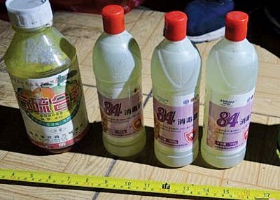 警方在现场搜获大量半制成毒品。