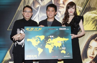 《欧洲攻略》16日晚在香港铜锣湾时代广场举行首映礼,导演马楚成(左)与男女主角梁朝伟和唐嫣一起现身为电影宣传。