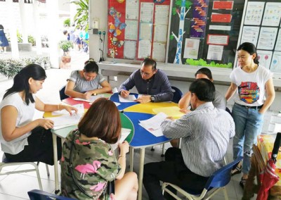 槟华小学教务处,家长们为准备报读明年一年级班的子女,填写入学复准手续。