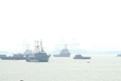 海上看去烟雾迷蒙,可是周三截至下午1常能见度仍发生16公里。