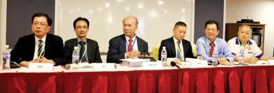“世界骆氏宗亲联谊总会理事工作会议”于周五举行,左起为骆南辉、骆炳煌、骆经宗、骆伟峰、骆财德、骆如忠。
