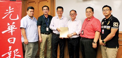李兴前(右3)颁发委任状予骆财德(左3),由林星发(右2)、白裕斌(左2)、林松荣(右1)及陈国雄(左1)陪同。