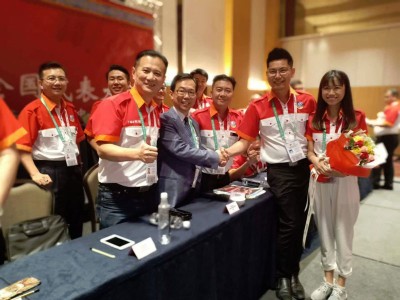 许志勇成赢得美人归后受潮青众哥俩姐妹的祝福