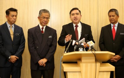 陆兆福(左3)由凯鲁阿迪(左起)、卡马鲁丁嘉及沙里布丁陪同,捎来双节大礼。