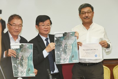 槟州交通十分蓝图特殊项目单位主办林峰成为(左起)、曹观友及司徒伟天针对大道受影响时地段和修建,作出汇报。