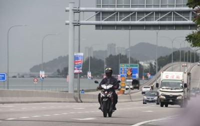 槟岛空气污染指数虽在中等水平,不过上午仍旧濛濛一片。