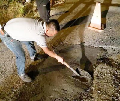 郑成泉与党员漏夜在巴东勿刹甘榜格兰铺路。