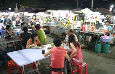槟城街头巷尾,不同肤色食客坐在一起,品尝不同风味美食。