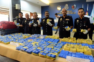 达到威甘(左4)连同相关单位警官,亮起获的马丸。