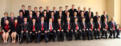曹观友(坐者左7)与众嘉宾合影,坐者左3起为温永文、庄厥成、杨翼图、祝友成、林国璋(坐者左8起)、陈国平、鲁世巍、陈显裕、骆荣伟及方炎华等。
