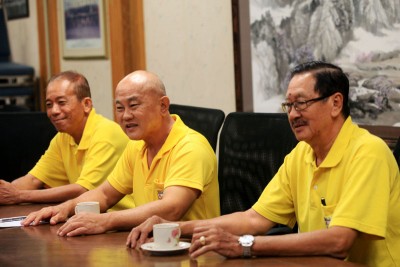 陈福来(左起)、郑春成、陈天赐与本报管理层进行交流。