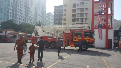 海卡(中)在父亲诺斯任(右)和沙顿陪同下,步向云梯。